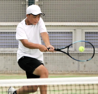 テニス女子シングルス決勝　病を乗り越えて近畿２位まで躍進した陵南の上田＝和歌山市立つつじが丘テニスコート