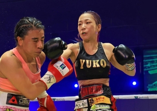 女子アトム級で世界２団体王座統一を果たした黒木優子（右）＝撮影・山崎　竜