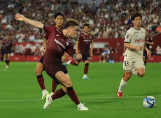 ７月２２日の川崎戦でゴールに迫る神戸・酒井高徳＝ノエビアスタジアム神戸