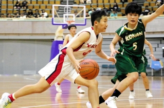 バスケットボール女子全国大会出場決定戦・加古川山手-高南　ドリブル突破を図る加古川山手の松本＝和歌山ビッグホエール