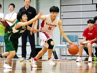バスケットボール女子全国大会出場決定戦・加古川山手-高南　ドリブルで切り込む加古川山手の吉田＝和歌山ビッグホエール