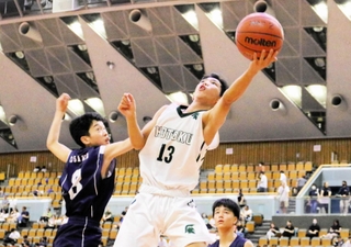 バスケットボール男子全国大会出場決定戦・報徳-樟風　ゴール下でシュート体勢に入った報徳の東＝和歌山ビッグホエール