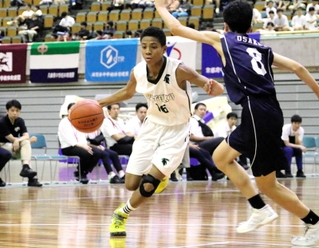 バスケットボール男子全国大会出場決定戦・報徳-樟風　ドリブルを仕掛ける報徳のアマダスン＝和歌山ビッグホエール
