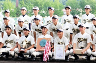 初優勝を飾って笑顔の大津ナイン＝紀三井寺公園野球場