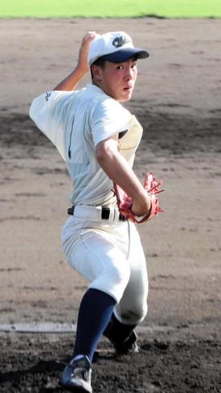 軟式野球決勝・大津-彦根南　優勝投手となった大津のエース入江＝紀三井寺公園野球場