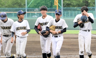 許した初ヒットがサヨナラ負けとなった長峰の小田凜人（右から３人目）全国中学校体育大会の出場を逃し、感情を抑えられなかった＝紀三井寺公園野球場