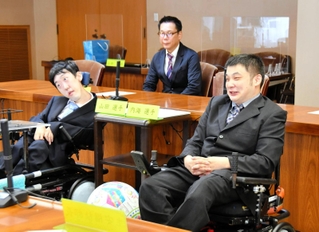 大舞台での活躍を誓う内海恭平選手（右）と山田貴大選手（左）＝兵庫県庁