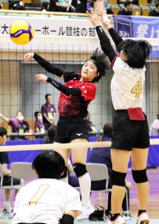 バレーボール女子第５代表決定戦・甲子園-津名　角度をつけて打ち抜く甲子園のエース足立＝和歌山ビッグホエール