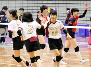 バレーボール女子第５代表決定戦・甲子園-津名　得点を奪って喜ぶ津名の選手たち＝和歌山ビッグホエール