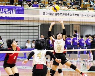 バレーボール女子第５代表決定戦・甲子園-津名　トスを上げる津名の山本主将＝和歌山ビッグホエール