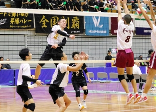 バレーボール男子第５代表決定戦・園田東-菟田野　スパイクを打ち込む園田東のエース神吉＝和歌山ビッグホエール