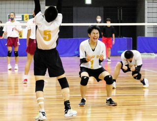 バレーボール男子第５代表決定戦・園田東-菟田野　全国中学校体育大会の出場を決めて喜ぶ園田東の選手たち＝和歌山ビッグホエール