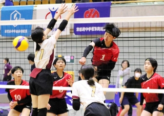 バレーボール女子５位決定戦・甲子園-津名　豪快に打ち込む甲子園の広瀬主将（１）＝和歌山ビッグホエール