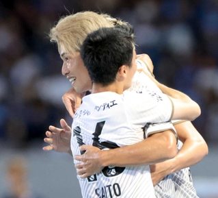 川崎-神戸　前半、直接ＦＫを決めて仲間と抱き合う神戸・大迫（奥）＝等々力競技場（撮影・吉澤敬太）