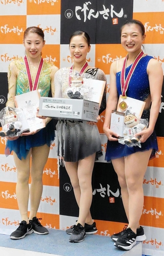 女子３位で表彰される坂本花織（右）