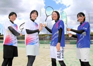 全国高校総体のソフトテニス女子個人で優勝した（左から）前田梨緒、中谷さくら組と４強入りした丸田梨瑚、高谷紗英組＝三木市の吉川総合公園