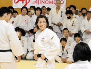 兄の一二三とともにきょうだいで柔道２連覇を目指す阿部詩＝６月１０日、姫路市の兵庫県立武道館