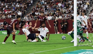 神戸-柏　前半、ゴール前で倒れ、負傷する斉藤（左から３人目）＝ノエビアスタジアム神戸（撮影・長嶺麻子）