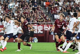 神戸-柏　後半、ヘディングで同点弾を決める神戸・大迫（１０）＝ノエビアスタジアム神戸（撮影・長嶺麻子）