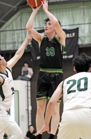 男子決勝・神戸医療未来大－信和グループ　シュートを放つ神戸医療未来大の中村瑞