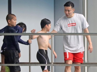 体験教室で子どもたちに飛び込みを教える寺内健（右）＝８月11日、大阪市のＡｓｕｅ大阪プール