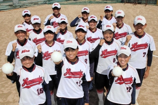 全国中学校体育大会に初出場する浜の宮中女子ソフトボール部の選手ら＝加古川市別府町新野辺