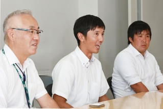 健闘を誓った報徳の（左から）元田利幸校長、島内士朗監督、山田哲也部長＝神戸新聞社（撮影・長嶺麻子）