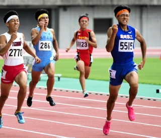 男子２年４００メートル決勝　15年ぶりとなる大会新記録で頂点に立った滝川第二の山本玲慈（右）