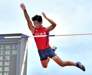 男子１年棒高跳び決勝　４メートル５２を一発クリアし、大会新記録で優勝した明石商の杉本惺昭