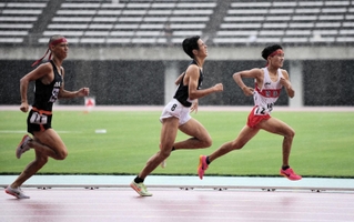 男子２年１５００メートル　雨の中、ラストスパートを仕掛けて優勝した東播磨の貞平春陽（右）