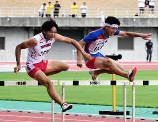 男子１年４００メートル障害決勝　競り合いを制して優勝した姫路商の森田朔空（右）。左は２位に入った社の村田隼
