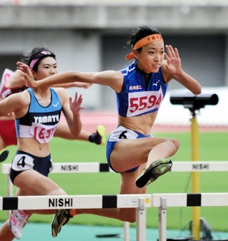 女子１年１００メートル障害決勝　予選と準決勝では大会記録を塗り替え、優勝した滝川第二の井上凪紗（右）