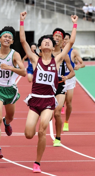 男子１年８００メートル決勝　１分５７秒７２で優勝した豊岡の森蒼大（手前）