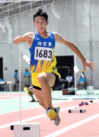 男子１年三段跳び決勝　１４メートル４２で優勝した西宮東の磯山福太郎