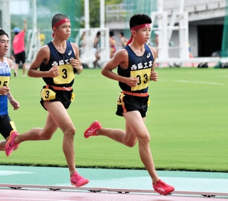 男子１年５０００メートル決勝　優勝した西脇工の新妻遼己（右）と、２位に入った双子の弟昂己（中央）