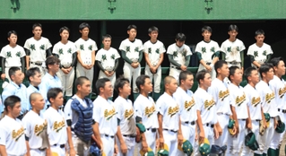 初戦で敗退し、ベンチ前に並ぶ報徳ナイン＝明石トーカロ（撮影・小林良多）