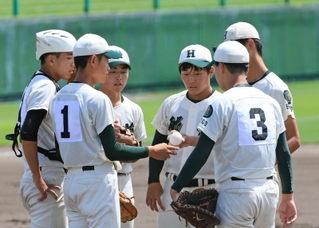 専大北上-報徳　１回表に２点を先制され、マウンドに集まる報徳ナイン＝明石トーカロ（撮影・小林良多）