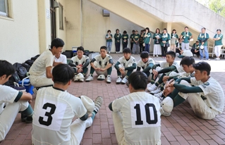 初戦で敗れ、部の歴史に幕を閉じた報徳。試合後にはナインが互いの健闘をたたえながら涙を流した＝明石トーカロ（撮影・小林良多）