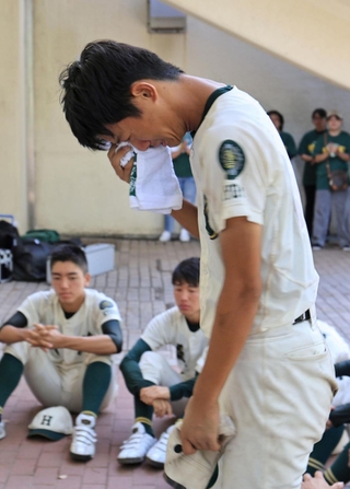 初戦で敗れ、部の歴史に幕を閉じた報徳。試合後にはナインが互いの健闘をたたえながら涙を流した＝明石トーカロ（撮影・小林良多）