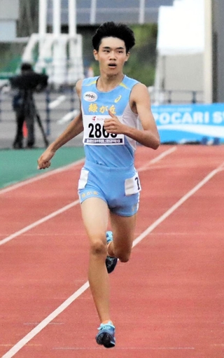 陸上男子四種競技　最終種目の４００メートルで力走する緑が丘の長谷川蒼空＝愛媛県ニンジニアスタジアム