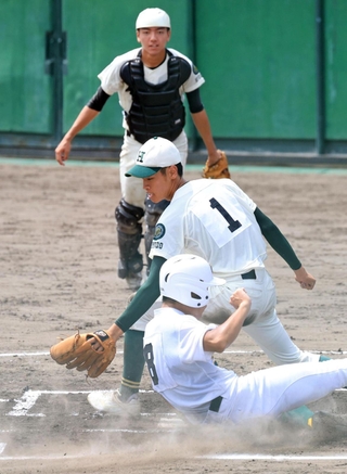 専大北上-報徳　６回表専大北上２死三塁、暴投で三走の生還を許す報徳の投手勢志（１）と捕手佐藤（奥）＝明石トーカロ（撮影・小林良多）