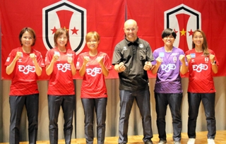 新体制発表会見に挑んだＩＮＡＣ神戸のジョルディ・フェロン新監督（中央右）と新加入の選手たち＝ホテルロイヤルクラシック大阪