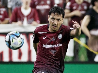 心機一転、長髪を切って神戸への貢献を誓う大崎＝１９日、ノエビアスタジアム神戸 