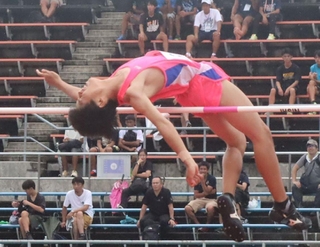 陸上男子走り高跳び決勝　１４位となった野々池の山中琉生＝愛媛県ニンジニアスタジアム