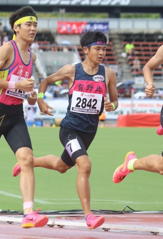 陸上男子１５００メートル決勝　４分２秒２２で６位に入った有野北の谷田颯太朗（２８４２）＝愛媛県ニンジニアスタジアム