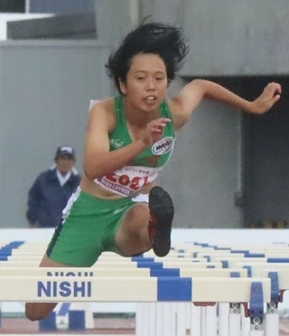 陸上女子１００メートル障害決勝　13秒９８で５位に入った神河の福田花奏＝愛媛県ニンジニアスタジアム