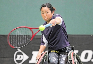 パラリンピックで初の金メダルを目指す上地結衣。日本を代表する車いすテニス選手として世界で活躍し続ける＝４月、三木市のブルボンビーンズドーム