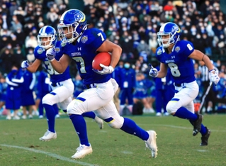 昨年の甲子園ボウルでは３タッチダウン。関学大の攻撃陣を引っ張る副将のＲＢ前島＝２０２２年１２月１８日、西宮市の甲子園球場