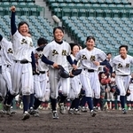 ２年ぶりの頂点に立ち、喜びを爆発させる神戸弘陵ナイン＝１日午後、西宮市の甲子園球場（撮影・中西幸大）