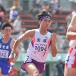 陸上男子４００メートル準決勝　７位で決勝進出を逃した宝塚の小幡丈士（中央）＝札幌厚別公園競技場（撮影・風斗雅博）